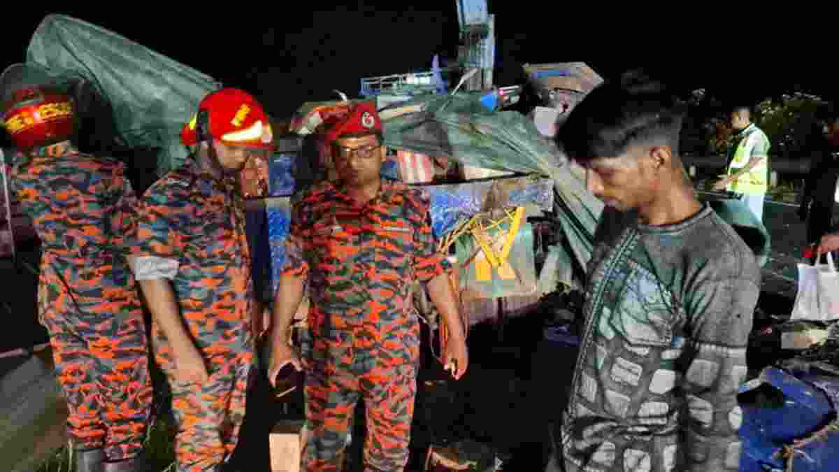 ভোরে এক্সপ্রেসওয়েতে ঝরল ৪ প্রাণ