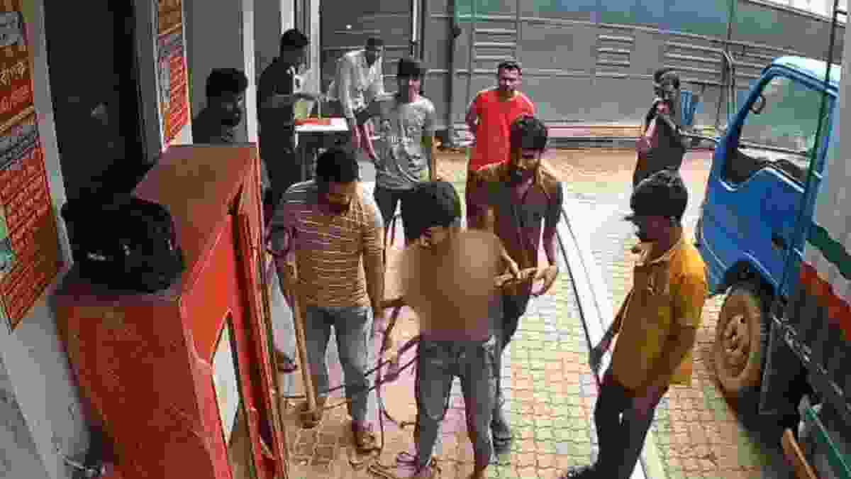চুরির অপবাদ দিয়ে শ্রমিককে পিটিয়ে হত্যা, ভিডিও ভাইরাল