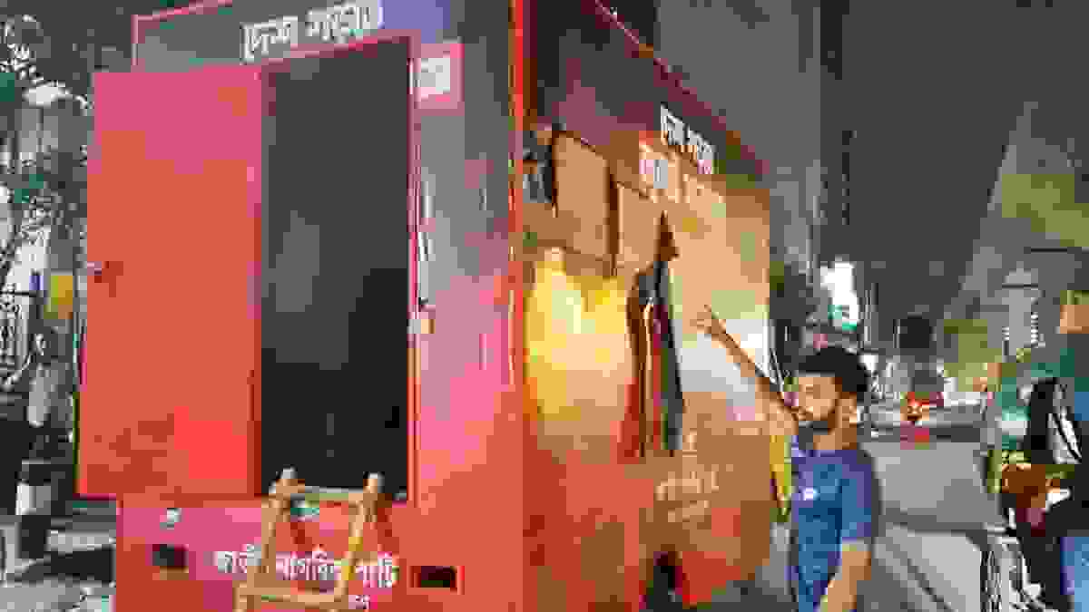 রাতে বাংলামোটরে জুলাই পদযাত্রার গাড়িতে ককটেল হামলা