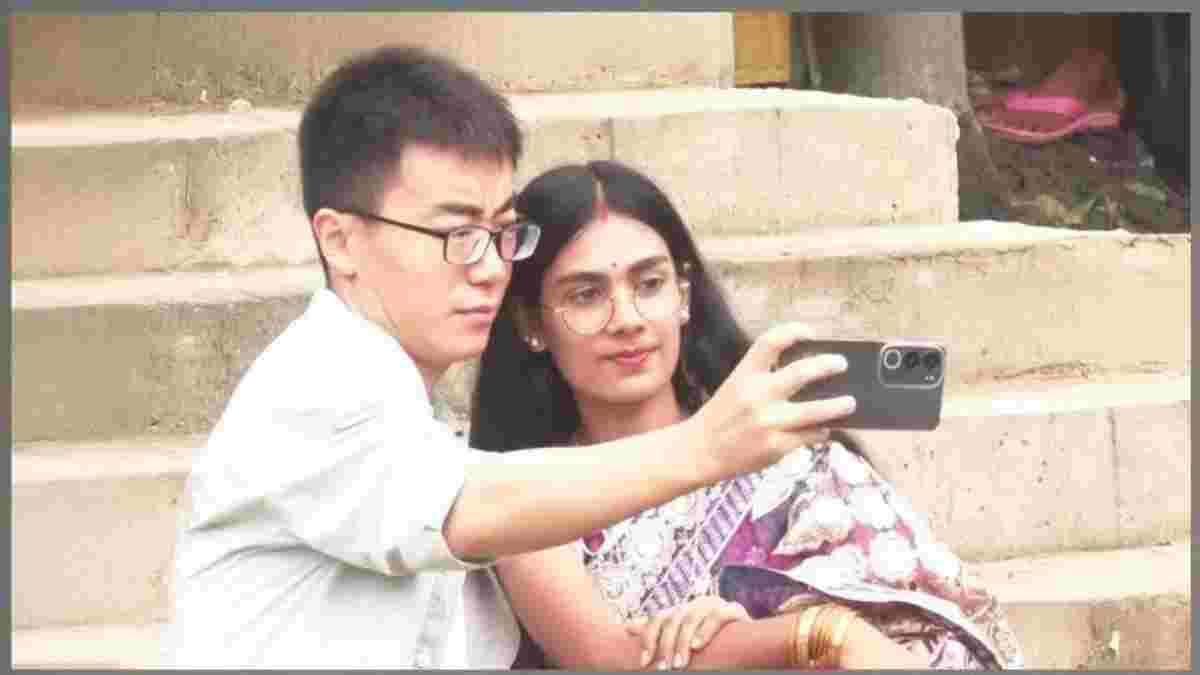 প্রেমের টানে খুলনায় চীনা যুবক