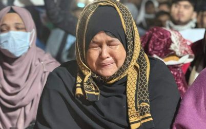 শীতের রাতে লেপ–কম্বল ছেড়ে শাহবাগে, হাদির বিচারের দাবিতে এক নারীর নীরব কান্না