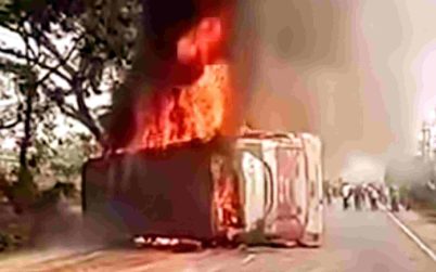কুমিল্লায় বাস ও মোটরসাইকেল সংঘর্ষে অগ্নিদগ্ধ হয়ে ৪ জন নিহত