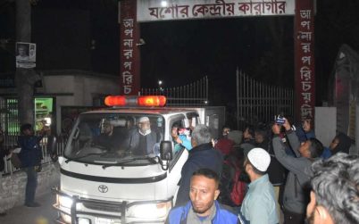 দাফনের আগে যশোর কারাগারের গেইটে পিতার সঙ্গে শিশুর শেষ সাক্ষাৎ, সারাদেশে তোলপাড়