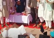 শীতল পাটি উপহার পেয়ে মঞ্চেই শুয়ে পড়লেন জামায়াতের আমির