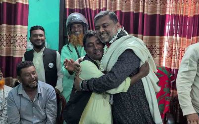 শিশির মনিরের হাতে ফুল দিয়ে জামায়াতে যোগ দিলেন বিএনপির ২ শতাধিক নেতাকর্মী