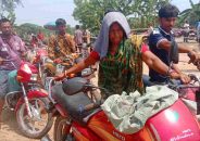 সাতক্ষীরায় ছেলের বাইকে পেট্রল নিতে ফিলিং স্টেশনের লাইনে মা