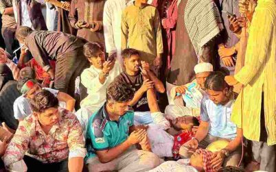 শহীদ পরিবারের অনুরোধে ৭২ ঘণ্টা পর অনশন ভাঙলেন শিক্ষার্থীরা