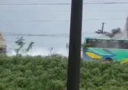 তরল গ্যাসবাহী লরির সঙ্গে সংঘর্ষে বাসে আগুন
