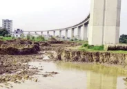 ফতুল্লায় পদ্মা রেল সেতুর পিলারের নিচ থেকে মাটি উত্তোলন