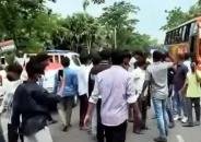 শেখ মুজিবুরের ম্যুরালে কালি লেপন, প্রতিবাদে মহাসড়ক অবরোধ করলো ছাত্রলীগ