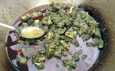 রান্নার সময় মাংসের রং হলো সবুজ, কড়াই নিয়ে থানায় হাজির