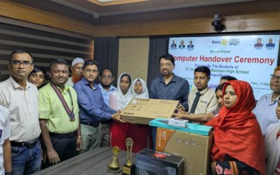 রোটারি ক্লাব অব ৭১ খুলনার উদ্যোগে শিক্ষার্থীদের মাঝে কম্পিউটার বিতরণ