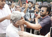 ধানমন্ডি ৩২ নম্বরে ‘জয় বাংলা’ স্লোগান দিয়ে শিঙাড়া বিতরণ, বেধড়ক পিটুনি