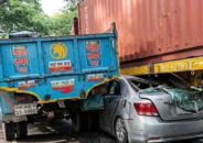 সংঘর্ষের পর চাপা পড়া প্রাইভেট কারকে ২০০ মিটার টেনে নিয়ে গেল ট্রাক