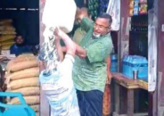 জনতার চাপে মজনুর মাথায় দুধ ঢেলে দিলেন পরিদর্শক