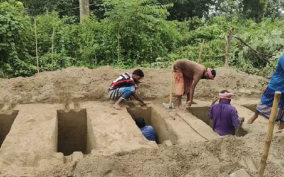 চাঁপাইনবাবগঞ্জে জানাজা শেষে পাশাপাশি কবরে শায়িত হলো পাঁচ শিশু