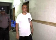 গভীর রাতে সরকারি ভবনে নারীসহ পাসপোর্ট কর্মকর্তা আটক