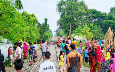 সন্তানকে বাঁচাতে গিয়ে ট্রেনের ধাক্কায় মায়ের মৃত্যু
