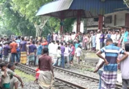 নীলফামারীতে যাত্রাবিরতির দাবিতে হাজারো মানুষের রেলপথ অবরোধ