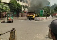 মিরপুরে ফুটপাত উচ্ছেদ অভিযানে সংঘর্ষ, গাড়িতে আগুন